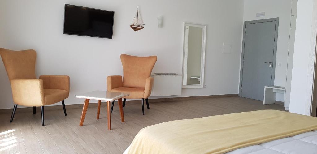 Center Suite seating area